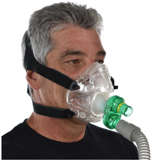 Зачем кислородные маски. Кислородная маска. Кислородная маска для дыхания. Маска ИВЛ. Человек в кислородной маске.